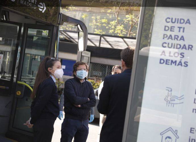 El alcalde de Madrid, José Luis Martínez-Almeida, durante su visita a los condutores de la EMT.