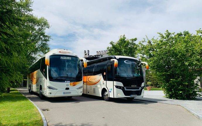 Dos autobuses de Autocares Cabranes.