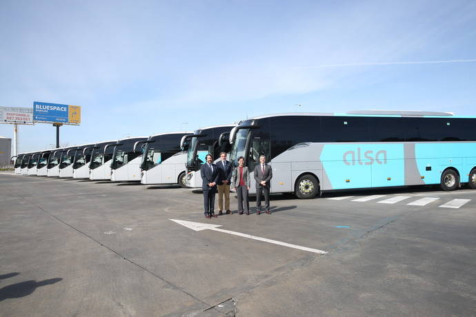 Al acto han asistido por parte del Ministerio de Transportes, Movilidad y Agenda Urbana Mercedes Gómez, directora general de Transporte Terrestre, y Benito Bermejo, subdirector general de Gestión, Análisis e Innovación, y por parte de Alsa Francisco Iglesias, consejero delegado, y Víctor López, director general. 