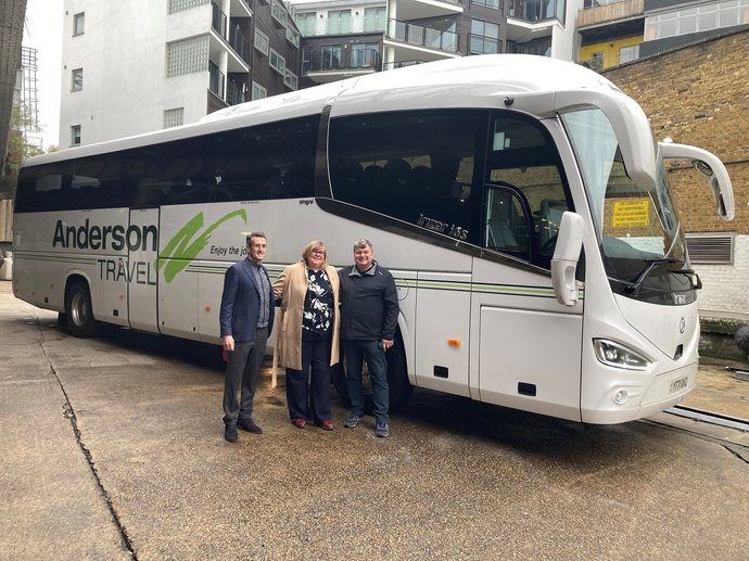 Anderson Travel toma sus primeros autocares integrales Irizar