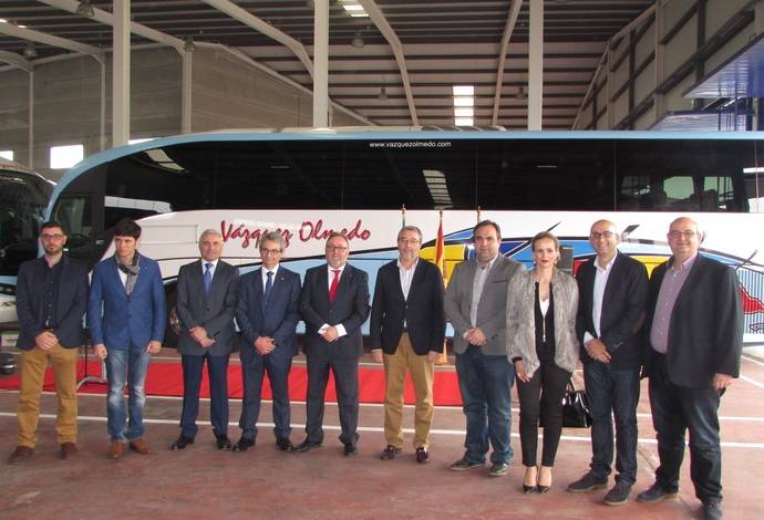 Asistentes a la inauguración de la nueva sede de Autocares Vázquez Olmedo.