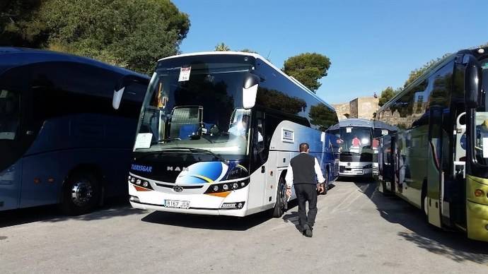 Autocares aparcados en las inmediaciones del Castillo de Gibralfaro.