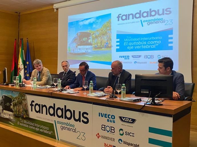 Fandabus reclama en su asamblea cambios para el transporte público de Andalucía