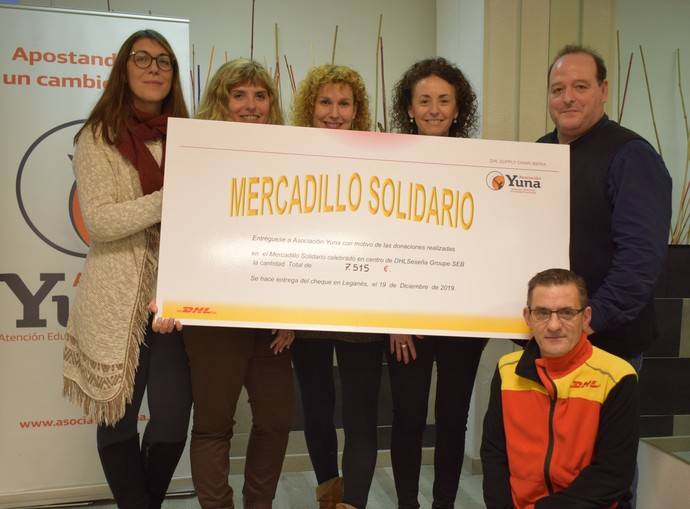 Entrega del cheque por parte de DHL a la Asociación Yuna.