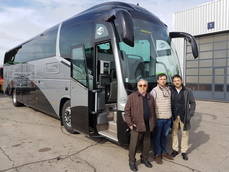 (De derecha a izquierda): Vicente Jiménez Gutiérrez y Pedro Jiménez Ojeda, gerentes de Autocares V. Jiménez, y José Ramón Menéndez, comercial de autobuses Scania Hispania – Delegación Madrid.