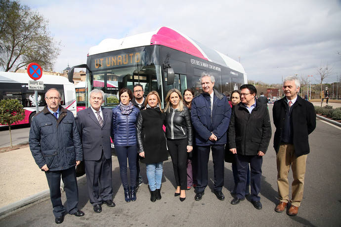 Las autoridades presentes posan con el nuevo autobús de Unauto.