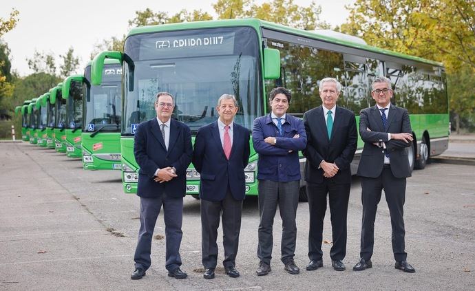 Madrid estrena 13 nuevos autobuses con mayor capacidad para viajar