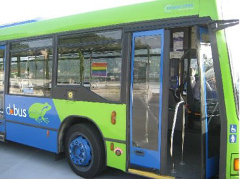 Un autobús de Dbus con el distintivo de apoyo al colectivo LGTBQ.