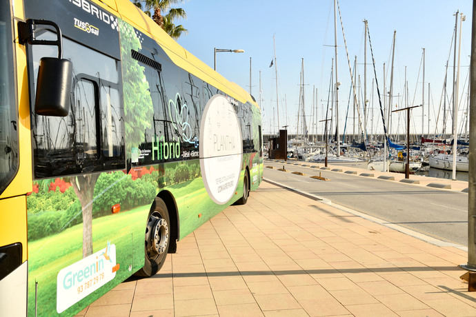 14 autobuses de Tusgsal circulan con vinilos publicitarios purificadores