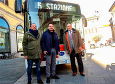 Marzio Liuni, Director en Sun; Alessandro Canelli, alcalde de Novara; e Isbrand Ho, director ejecutivo de BYD Europa