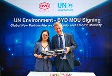 Sherry Li, de BYD, junto a Erik Solheim, director ejecutivo deL PNUMA.