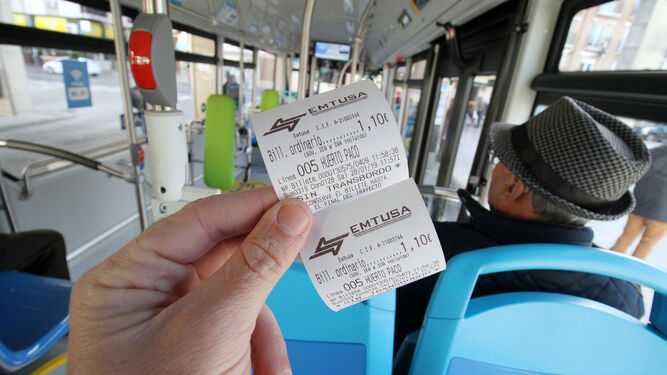 Ya es posible pagar con el móvil los billetes sencillos de autobús en Huelva