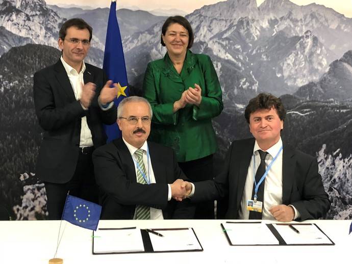 De izq. a dcha, Pierre Lahutte, Presidente mundial de la marca Iveco, Dirk Beckers, Director de Inea, Violeta Bulc, Comisaria de Movilidad y Transporte de la UE y Christian Hoellinger, Director de desarrollo de negocio GNL de Shell.