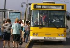 Autobús recorriendo las calles de Mojácar