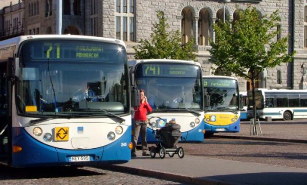 Autobuses públicos en el centro de Helsinki.