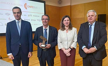 Salvador Servera, gerente de la FEBT, recibe el Premio Confebus 2022