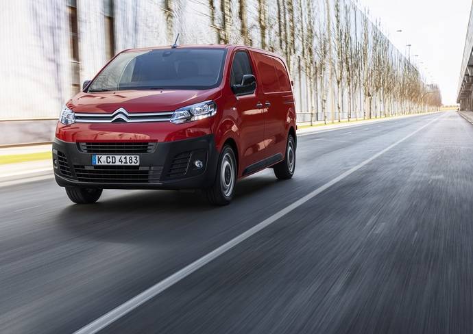 Un Citroën Jumpy recorre las calles de una ciudad.