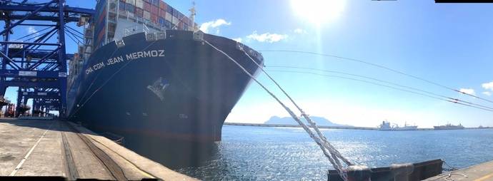 Barco atracado en el Puerto de Algeciras.