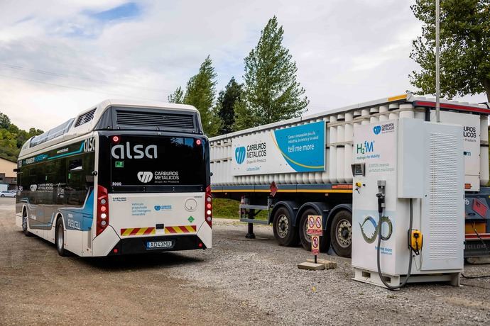 Carburos Metálicos finaliza una prueba de repostaje de un autobús de hidrógeno