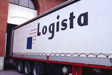 Camión con el logo corporativo.