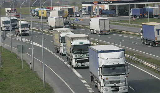 Camiones recorren una autopista.