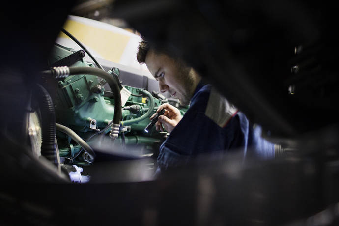 Un mecánico de Volvo comprueba el estado de un camión.