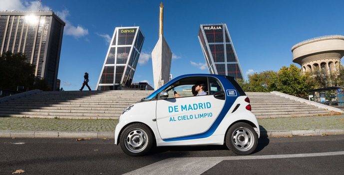 Un Smart de Share Now, frente a las Torres Kio.