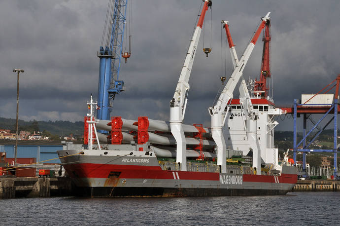 Carga de molinos eólicos en el Puerto de Bilbao.