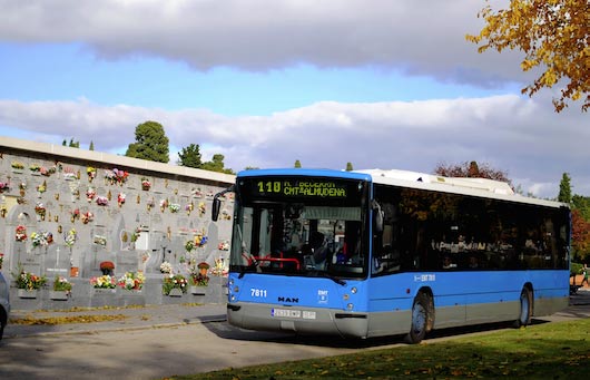 Un autobús de la EMT junto a un cementerio madrileño.