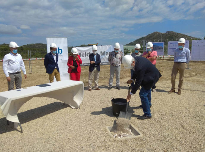 Momento de la colocación de la primera piedra.