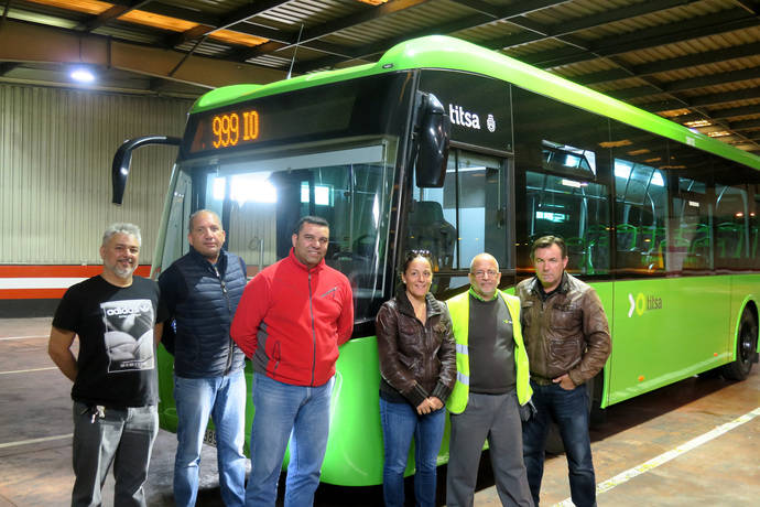 Los conductores con uno de los nuevos autobuses.