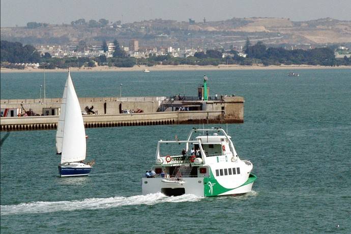 El servicio de catamarán forma parte del Consorcio de la Bahía de Cádiz.