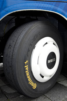 Continental también ofrece la posibilidad de integrar en el servicio de neumáticos el montaje del neumático recauchutado en los ejes de tracción.