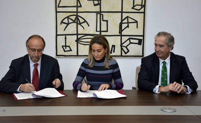 Milagros Tolón firma el nuevo contrato del servicio de autobús en Toledo