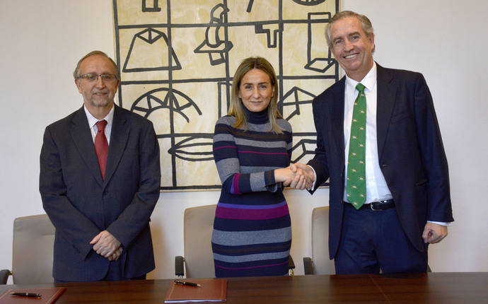 Milagros Tolón firma el nuevo contrato del servicio de autobús en Toledo