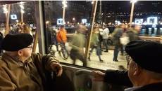 Personas mayores disfrutando del paseo en la ciudad. 