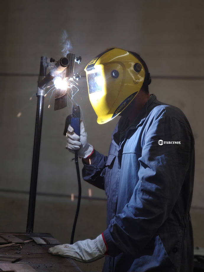 Un empleado de Farcinox, en un curso de soldadura.