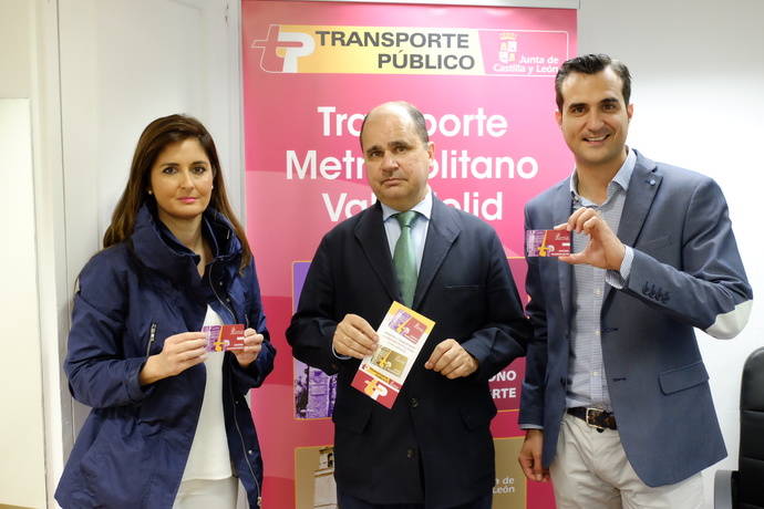 El director general de Transportes, Ignacio Santos, acompañado de la alcaldesa de Zaratán, Susana Suárez, y del alcalde de Renedo de Esgueva, Luis Fernández, han expedido la primera tarjeta del Transporte Metropolitano de Valladolid.