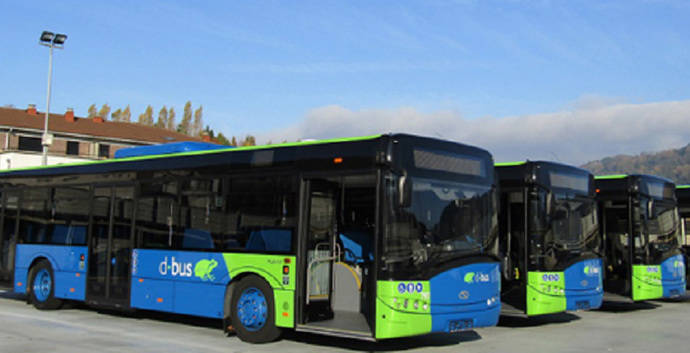 Varios autobuses de Dbus.