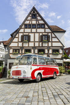 Kässbohrer House en el centro histórico de Ulm y un S6 de 1965.