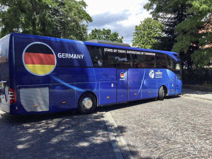 Autocar de la selección alemana Sub-21 durante la Euro celebrada en Polonia.