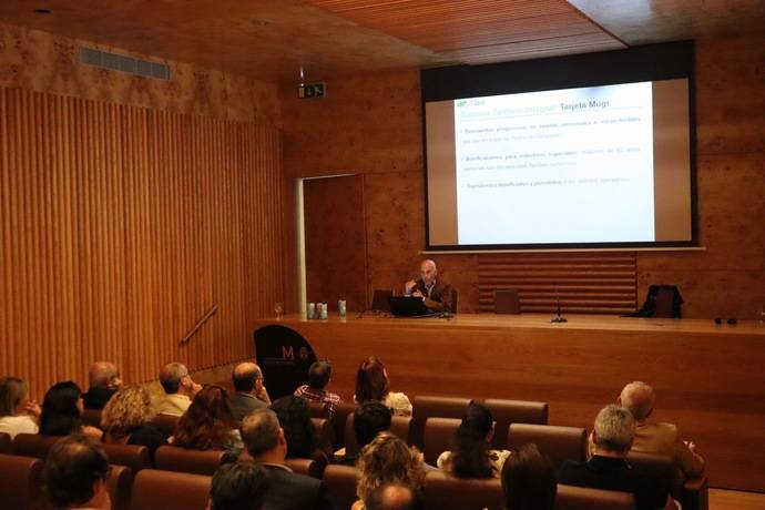 El Director Gerente de Dbus, Igor Gonzalez, durante su exposición en la jornada sobre movilidad sostenible.