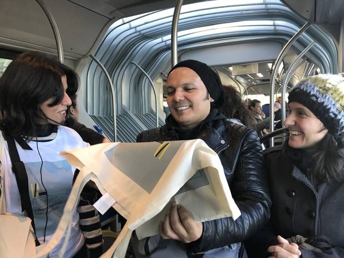 ‘Marchando libros’ reparte ejemplares entre los viajeros de Dbus durante Literaktum