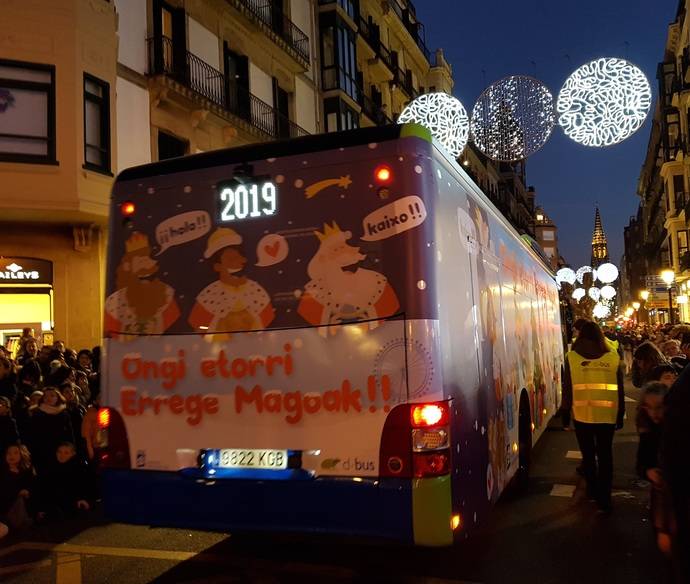 El autobús de Dbus, durante la Cabalgata.