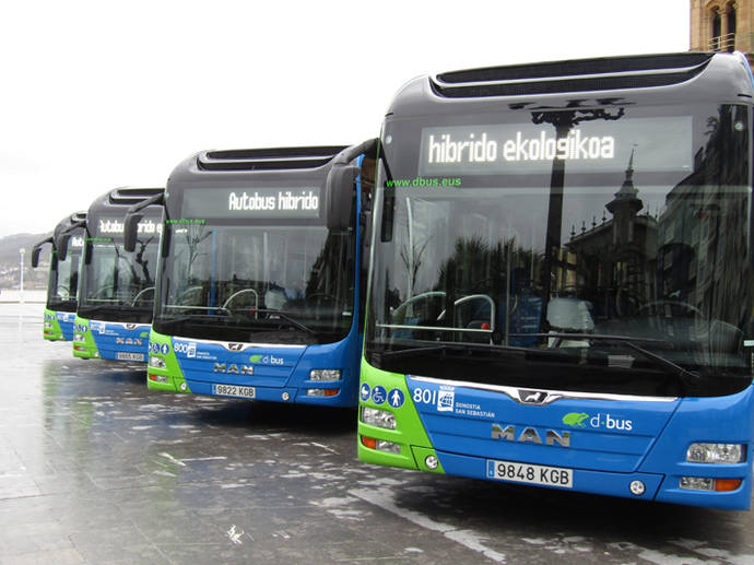 Dbus incorpora cuatro nuevos autobuses híbridos y seis diesel