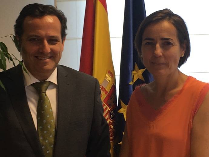 El presidente de UNO, Juan Pablo Lázaro y la directora general de Tráfico, María Seguí.