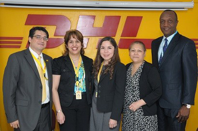 Grupo de empleados de DHL.