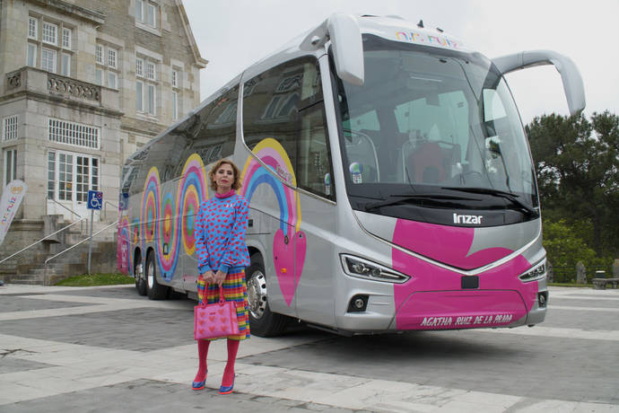 Ágatha Ruiz de la Prada presenta el primer autobús con su sello