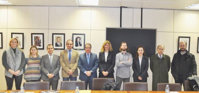 Foto de familia de los participantes en la reunión.