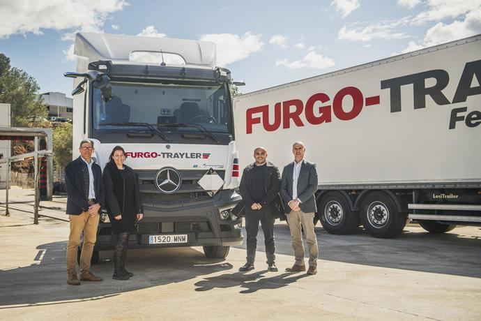 Daimler entrega a Furgo-Trayler la primera eActros 300 City Tractor